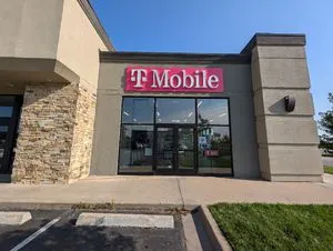 T-Mobile S Iowa St & W 31st