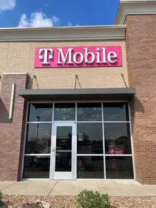 T-Mobile Bass Pro Pkwy & Interstate 30