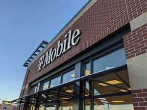 T-Mobile Commons St & E Lincoln Ave