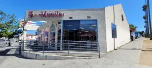 T-Mobile 3rd St & Kenmore Ave
