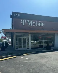 T-Mobile Shelbyville Rd & S Hubbards Ln