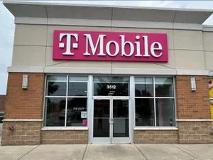 T-Mobile Bardstown Rd at Bashford Manor