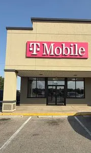 T-Mobile Tuttle Crk Blvd & Bluemont Av