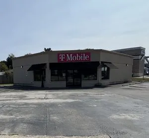 T-Mobile W Broadway Ave & Montgomery Ln