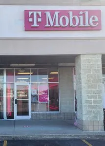 T-Mobile AA Hwy & E Maple Leaf Rd