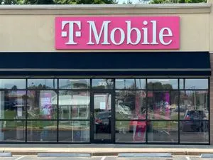 T-Mobile N Broadway St & Cedar Falls Rd