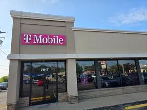 T-Mobile Mentor Ave & Plaza Blvd