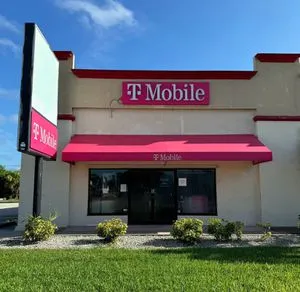 T-Mobile E Merritt Is Cswy & Goodwin Dr