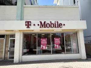 T-Mobile W 41st & Pine Tree Dr