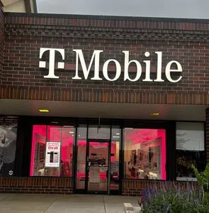 T-Mobile S Randall Rd & Main St