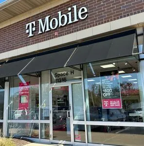 T-Mobile Lincoln & Wolf