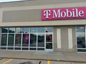 T-Mobile 41st Ave Dr & 10th St Dr