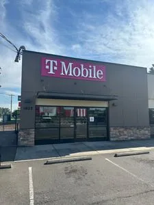 T-Mobile Riverside Dr & Riverside Ln