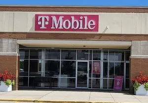 T-Mobile W Maple Ave & N Midlothian Rd