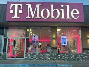 T-Mobile 7th St & Cypress Ave