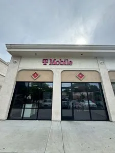 T-Mobile Highland Ave & E Plaza Blvd