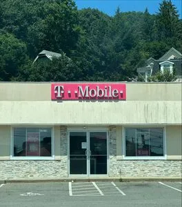 T-Mobile Rubber Ave & Pond St