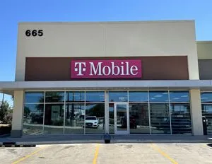 T-Mobile S Walnut Ave & S I-35