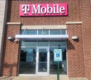 T-Mobile S Howell Ave & E Oakfield Dr