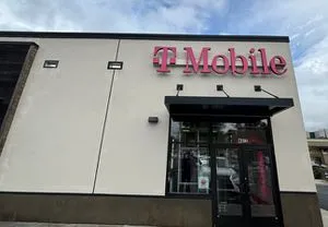T-Mobile S Pine Ave & SW Broadway St