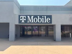 T-Mobile E 42nd St & Englewood Ln