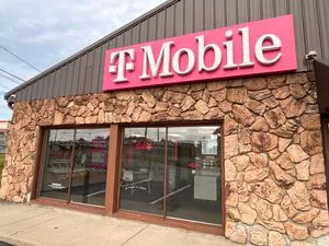 T-Mobile S Main St & Saxon Dr