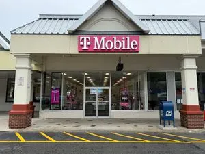 T-Mobile S Highland Ave & Glenwood Dr