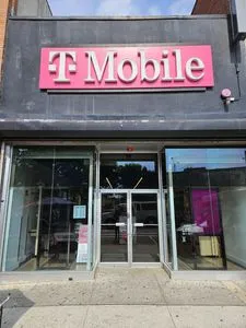 T-Mobile Lexington Ave & Madison St
