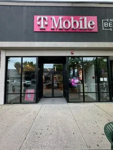 T-Mobile E Main St & N Ocean Ave