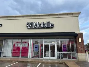T-Mobile Fm 518 & Walnut Dr