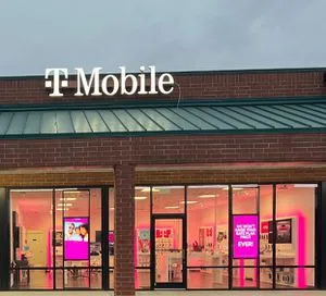 T-Mobile W 3rd St & Pembroke Pointe Ln