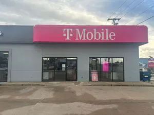 T-Mobile Broadway St & N 36th St