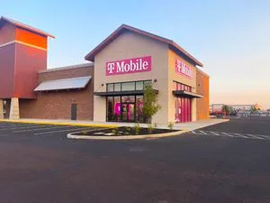 T-Mobile Oak Tree Ln & NW Canal Blvd