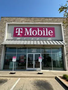 T-Mobile E Ovilla Rd & Harris Ave