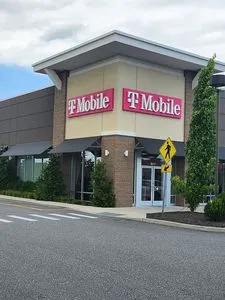 T-Mobile Old Country Rd & Kroemer Ave