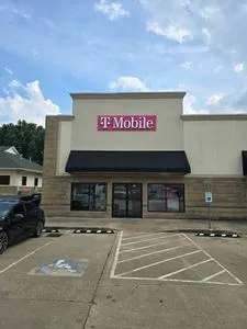 T-Mobile E Parkway Dr & N Hampton Ave