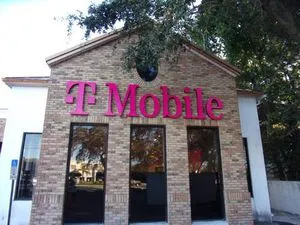 T-Mobile Tyrone Blvd N & 38th Ave N