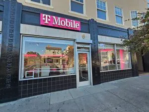 T-Mobile Chestnut St & Fillmore St