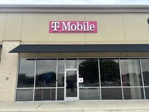 T-Mobile E Hopkins St & N I-35