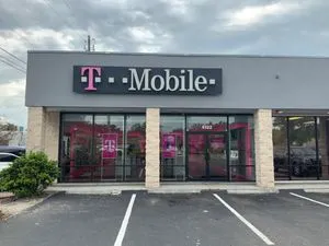 T-Mobile S Tamiami Trail & Robinhood