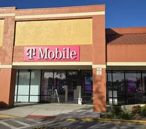 T-Mobile University Pkwy - Walmart Plz