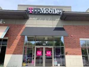 T-Mobile Golf Rd & Basswood Dr