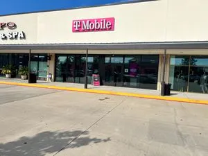 T-Mobile E 70th St & Fern Ave