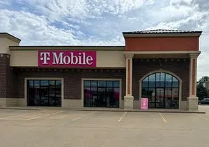 T-Mobile Sunnybrook Dr & US-20