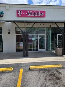 T-Mobile S Main St & W Bandera Rd