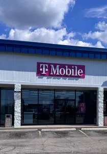 T-Mobile Hiawatha Trl & W Central Ave