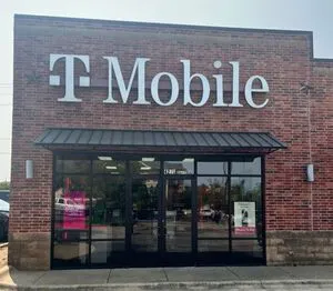 T-Mobile W Sunset Ave & Rieff St