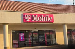 T-Mobile 700 S & River Rd