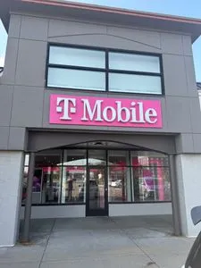 T-Mobile Shoppes at Knollwood