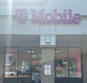 T-Mobile Barnum Ave & Longbrook Ave